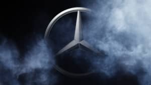 Mercedes Logo zwischen Nebel