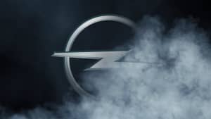 Opel Logo zwischen Nebel