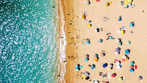 Sonnenschirme an einem Strand in Portugal