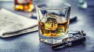 Ein Glsd Wiskey steht auf dem Tisch, daneben liegt ein Autoschlüssel