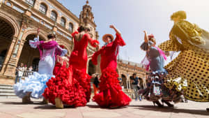 Flamencotänzerinnen auf der Plaza de España in Sevilla