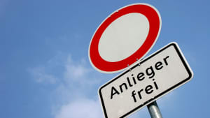 Ein Strassenschild Anlieger frei