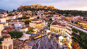 Athen in der Abenddämmerung vom Monastiraki-Platz mit der beleuchteten Akropolis