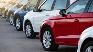 eine Reihe an verschiedenen Autos