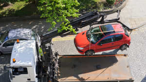 roter PKW wird abgeschleppt