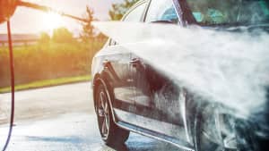 Auto wird mit Hochdruckreiniger geputzt
