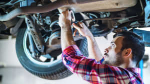 Mechaniker bei Autoinspektion