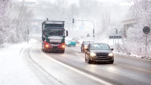 LKW und Autos auf spiegelglatter Fahrbahn in der Stadt