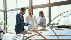Paar beim Beratungsgespräch in einem Autohaus