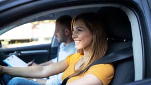 Eine junge Frau nimmt Fahrstunden