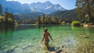 Frau steigt in den Eibsee