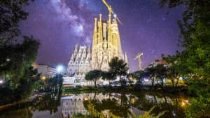 Barcelona bei Nacht mit Blick auf die Sagrada Familia