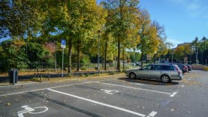 leere Behindertenparkplatz