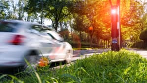 Ein Auto wird geblitzt