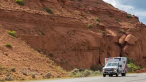 Ein Krankenwagen fährt durch Arizona