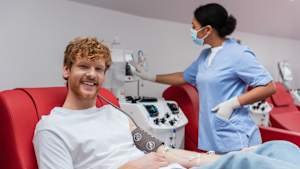 Ein junger Mann beim Blutspenden