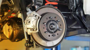 Bremsscheibe und Bremssattel vom Auto
