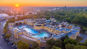 Blick auf die Szechenyi Bäder in Budapest