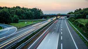 Autos in Bewegungsunschärfe auf einer deutschen Autobahn