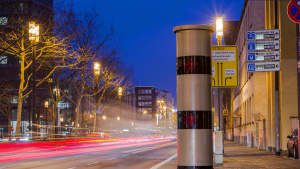 Eine Blitzersäule bei Nacht in der Frankfurter Innenstadt