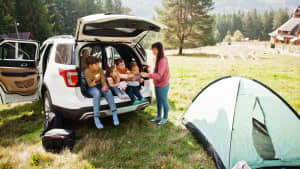 Eine Familie beim Campen