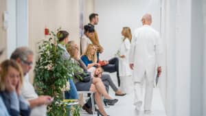Mehrere Patienten in einer Bereitschaftspraxis warten