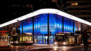 Der augsburger Königsplatz mit Fahrzeugen des ÖPNV bei Nacht