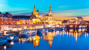 Die schön beleuchtete Altstadt von Dresden