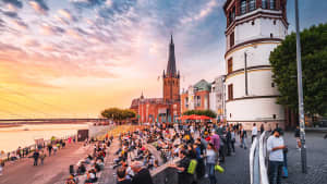 Der Burgplatz in Düsseldorf mit vielen Besuchern die die Abendsonne geniessen