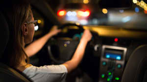 Frau fährt in der Nacht Auto