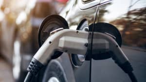 Ein Elektroauto wird geladen