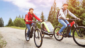 Vater und Tochter fahren mit dem Fahrrad