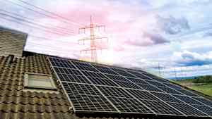 Solarpanelen auf dem Dach eines Einfamilienhauses