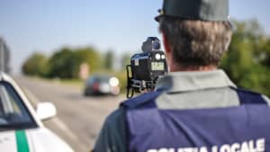 Italienischer Verkehrspolizist bei einer Geschwindigkeitskontrolle
