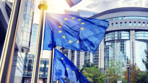 Europa-Fahnen wehen vorm EU Parlamentsgebäude in Brüssel