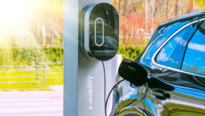 Ein Elektroauto wird geladen