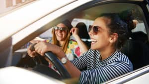 Zwei junge Frauen im Auto