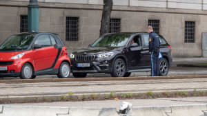 Polizist kontrolliert Autofahrer