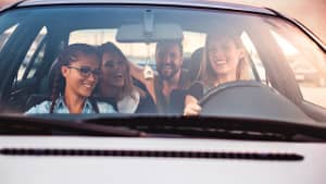 vier Personen fahren in einem Auto