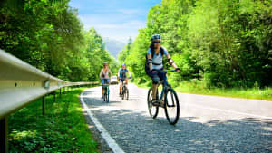 drei Fahrradfahrer auf einer Landstrasse