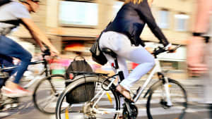 Bewegungsunschärfe Radfahrer auf ihrem Heimweg von der Arbeit