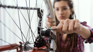 Eine Frau repariert ihr Fahrrad