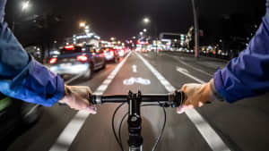 Ein Fahrradfahrer fährt Nachts auf einer Fahrradspur