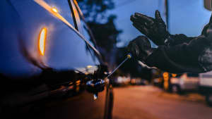 Auto wird aufgebrochen