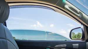 Ein offenes Autofenster bei einem abgestellten Auto