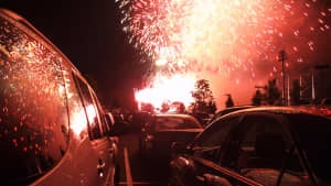 Autos und Feuerwerk