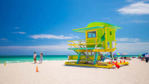 Buntes Häuschen mit Rettungsschwimmer am Strand von Miami Beach