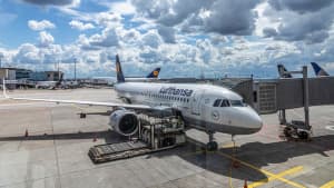 ein Lufthansa Flugzeug steht auf dem Flughafen Frankfurt
