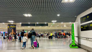 Menschen die im Flughafen von Lissabon laufen