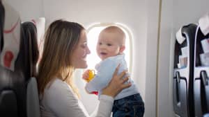 Mutter und Baby in einem Flugzeug